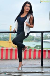Tashu Kaushik feet photo 17