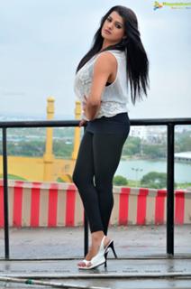 Tashu Kaushik feet photo 14