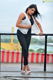 Tashu Kaushik feet photo 3