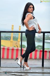 Tashu Kaushik feet photo 1