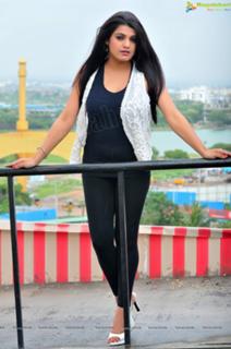 Tashu Kaushik feet photo 8