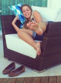 Tata Estaniecki feet photo 9