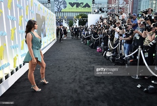 Tate McRae feet photo thumbnail