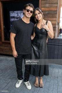 Tate McRae feet photo thumbnail