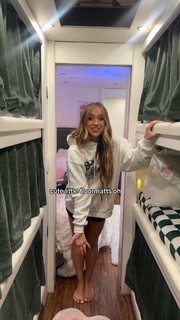 Tate McRae feet photo thumbnail