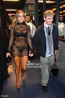 Tate McRae feet photo thumbnail