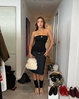 Tate McRae feet photo thumbnail