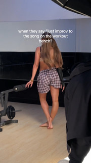 Tate McRae feet photo thumbnail