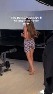 Tate McRae feet photo thumbnail