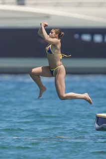 Tate McRae feet photo thumbnail