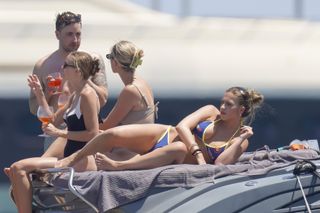 Tate McRae feet photo thumbnail