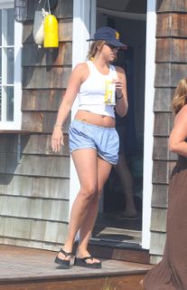 Tate McRae feet photo thumbnail