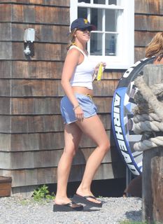 Tate McRae feet photo thumbnail