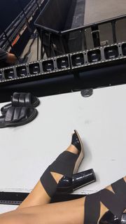 Tate McRae feet photo thumbnail