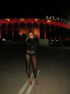 Tate McRae feet photo thumbnail