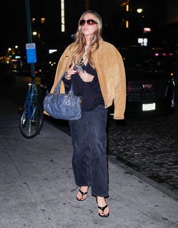 Tate McRae feet photo thumbnail