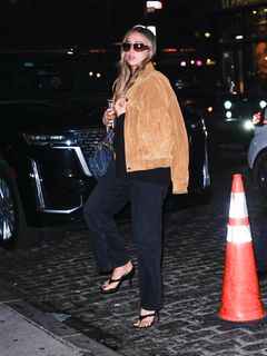 Tate McRae feet photo thumbnail