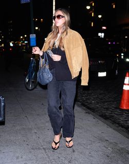 Tate McRae feet photo thumbnail