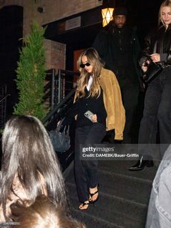 Tate McRae feet photo thumbnail