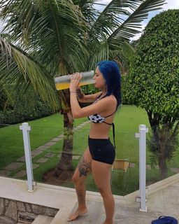 Tati Zaqui feet photo 2