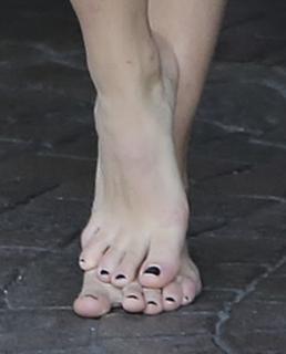Tatiana Maslany feet photo thumbnail