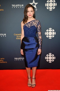 Tatiana Maslany feet photo thumbnail