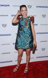 Tatiana Maslany feet photo thumbnail