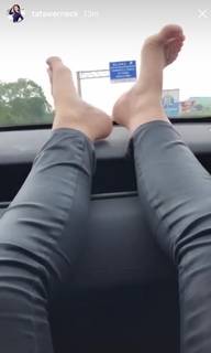 Tatá Werneck feet photo thumbnail