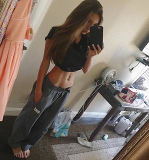 Taylor Alesia feet photo thumbnail