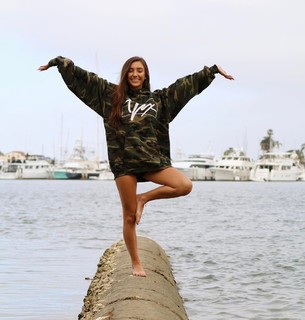 Taylor Alesia feet photo thumbnail
