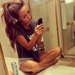 Taylor Alesia feet photo thumbnail