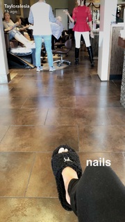 Taylor Alesia feet photo thumbnail