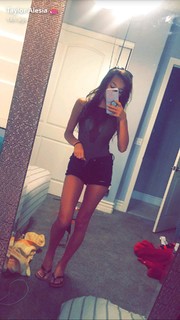 Taylor Alesia feet photo thumbnail