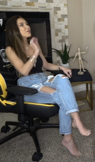 Taylor Alesia feet photo thumbnail