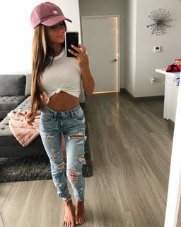 Taylor Alesia feet photo thumbnail