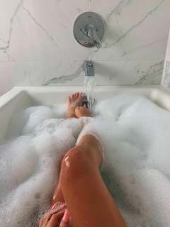 Taylor Alesia feet photo thumbnail