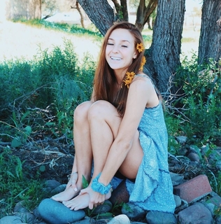 Taylor Alesia feet photo thumbnail