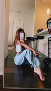 Taylor Alesia feet photo thumbnail