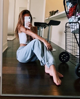 Taylor Alesia feet photo thumbnail