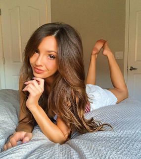 Taylor Alesia feet photo thumbnail