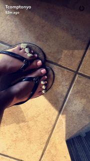 Taylor Alesia feet photo thumbnail