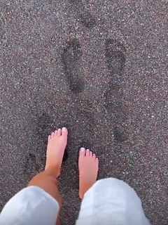 Taylor Alesia feet photo thumbnail