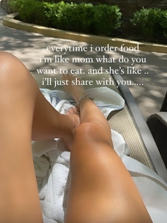 Taylor Alesia feet photo thumbnail