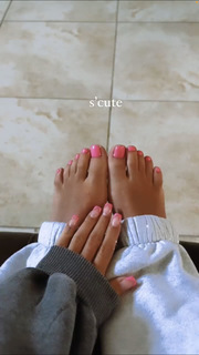 Taylor Alesia feet photo thumbnail