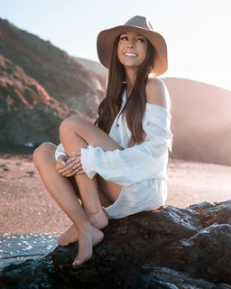 Taylor Alesia feet photo thumbnail