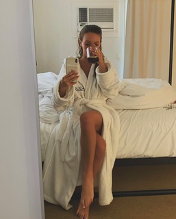 Taylor Alesia feet photo thumbnail