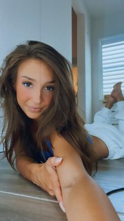 Taylor Alesia feet photo thumbnail