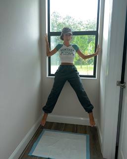Taylor Alesia feet photo thumbnail