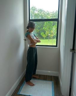 Taylor Alesia feet photo thumbnail