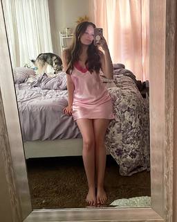 Taylor Darling feet photo 1